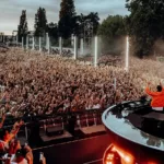 Tiësto face au public pendant son set Trance à l’Atomium de Bruxelles