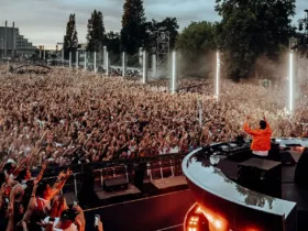 Tiësto face au public pendant son set Trance à l’Atomium de Bruxelles
