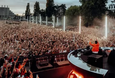 Tiësto face au public pendant son set Trance à l’Atomium de Bruxelles