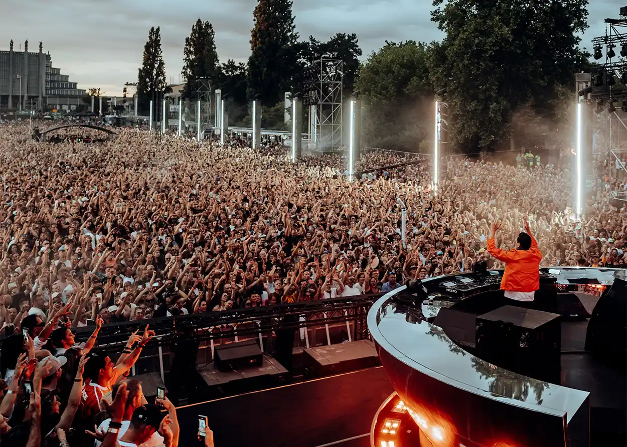 Tiësto face au public pendant son set Trance à l’Atomium de Bruxelles