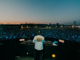 Tiësto joue face à une foule immense lors de son set à Silverworks Island en 2026, au coucher du soleil, derrière ses platines.