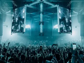 A State Of Trance 2026 à Rotterdam, avec une foule immense face à la scène centrale et ses écrans géants dans une ambiance lumineuse bleutée.
