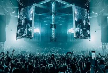 A State Of Trance 2026 à Rotterdam, avec une foule immense face à la scène centrale et ses écrans géants dans une ambiance lumineuse bleutée.