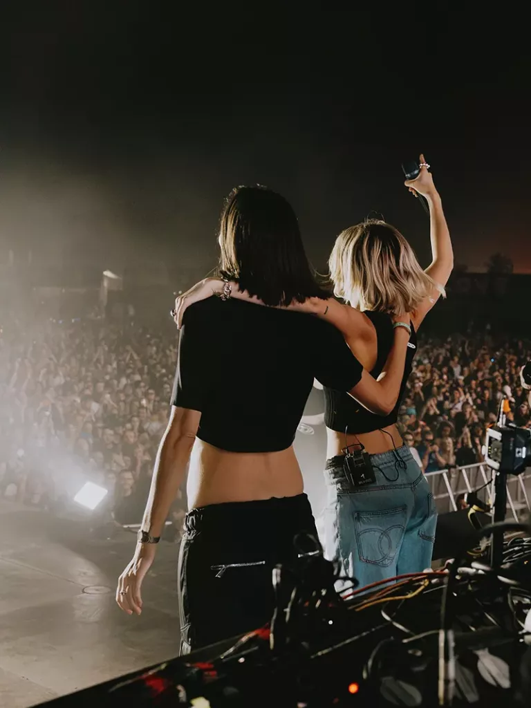 Amelie Lens et Angèle, enlacées sur scène au Dour Festival 2026, face au public pendant leur performance sur “run”.
