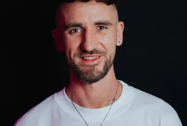 Portrait de Billy Gillies, DJ et producteur nord-irlandais de Trance