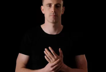 Portrait de Bryan Kearney, DJ et producteur irlandais de Trance