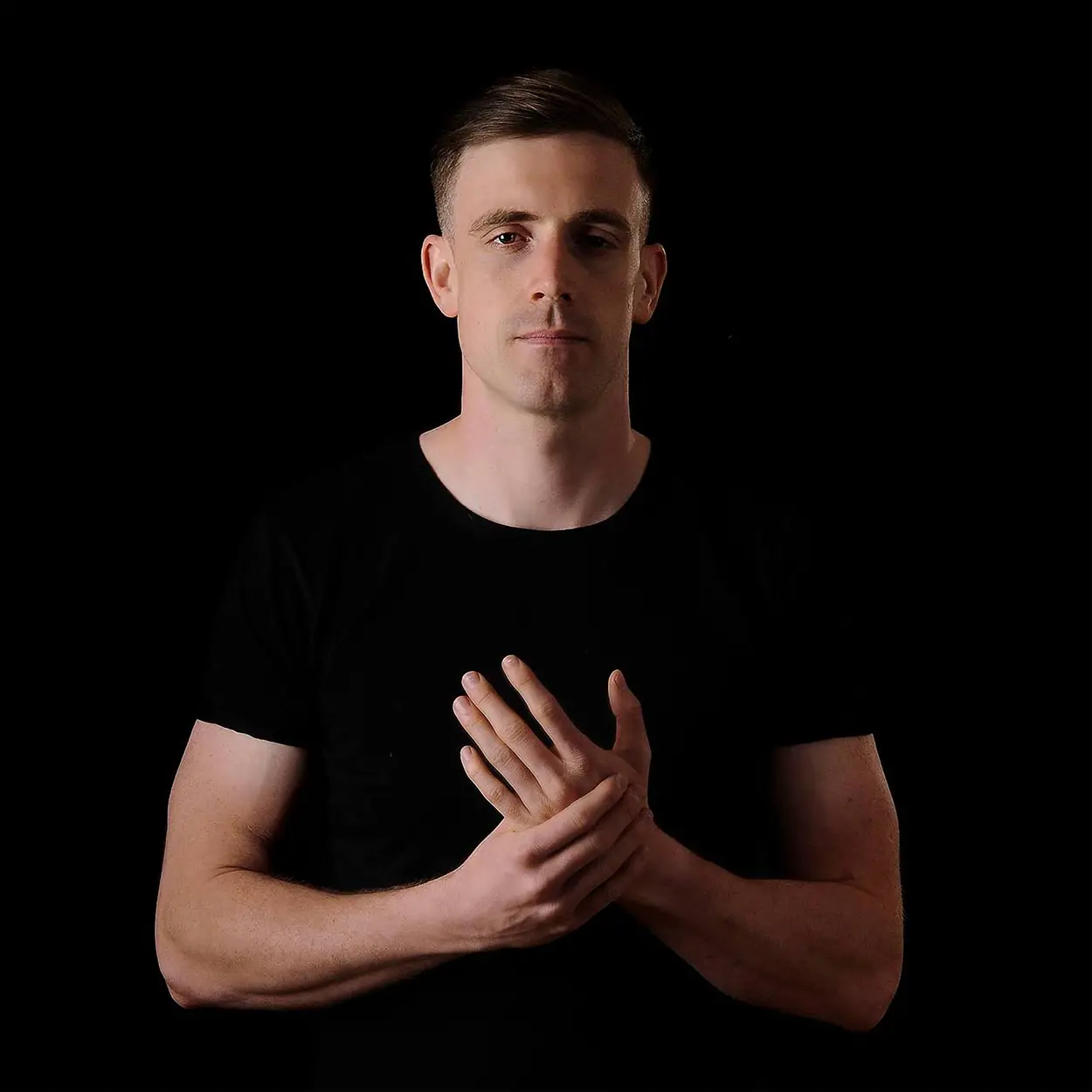 Portrait de Bryan Kearney, DJ et producteur irlandais de Trance