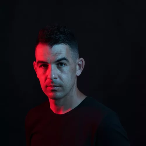 Portrait de DIM3NSION, DJ et producteur espagnol de Trance