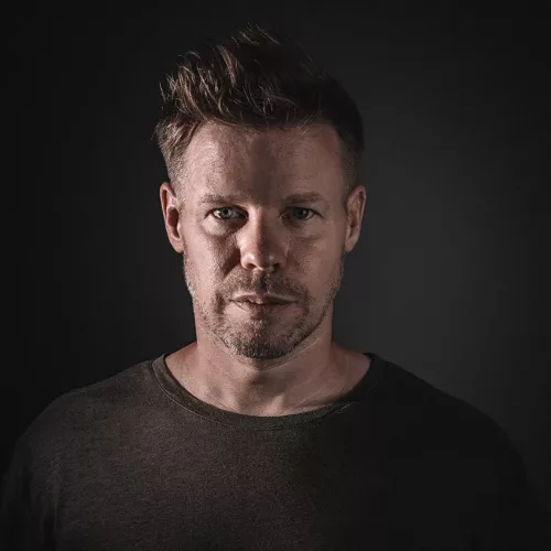 Portrait de Ferry Corsten, DJ et producteur néerlandais de Trance