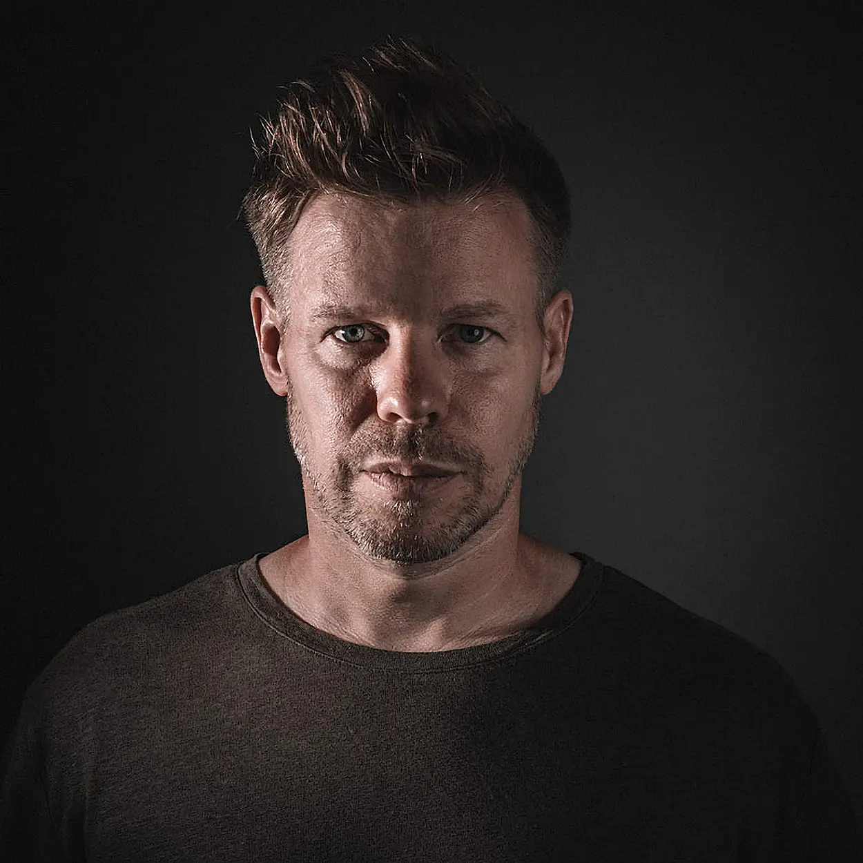 Portrait de Ferry Corsten, DJ et producteur néerlandais de Trance