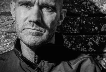 Portrait de John 00 Fleming, DJ et producteur britannique de Trance et de Psytrance