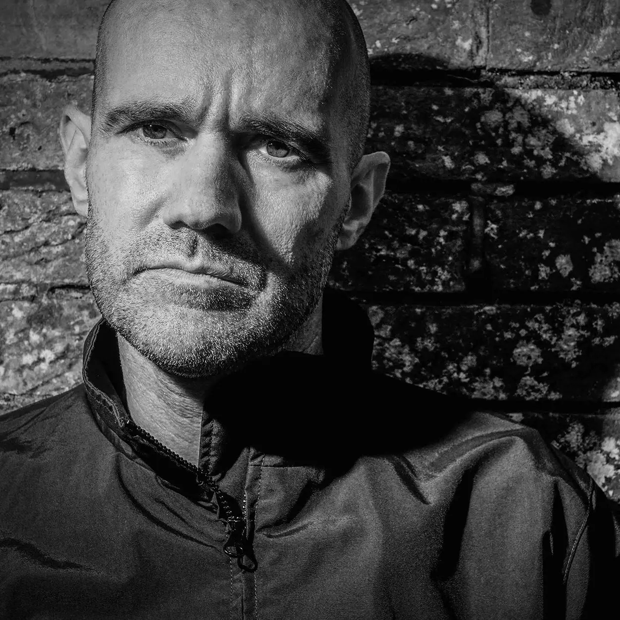 Portrait de John 00 Fleming, DJ et producteur britannique de Trance et de Psytrance