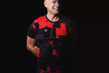 Portrait de Mark Sherry, DJ et producteur écossais de Trance