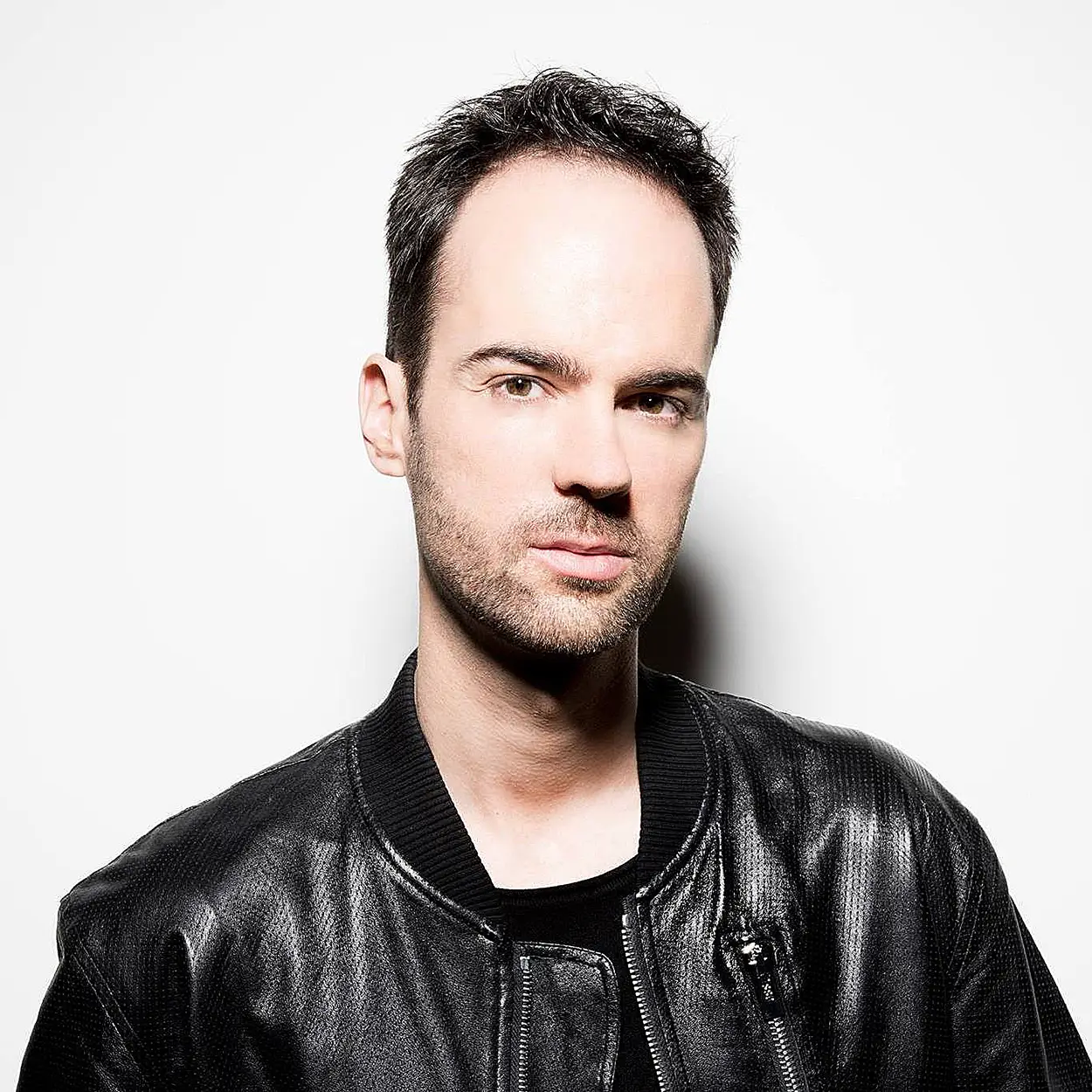 Portrait de Mark Sixma, DJ et producteur néerlandais de Trance