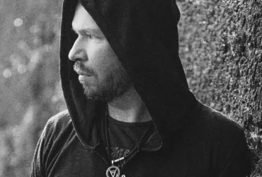 Portrait de Moonbeam, DJ et producteur de Techno et de Trance