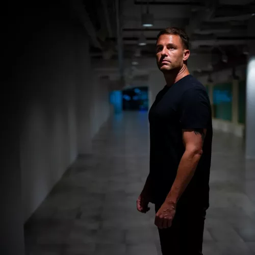 Portrait de Simon Patterson, DJ et producteur britannique de Trance et de Psytrance