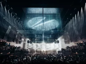 A State Of Trance avec Armin van Buuren à l’UNVRS Ibiza en 2026, devant une foule réunie sous une grande scénographie lumineuse.