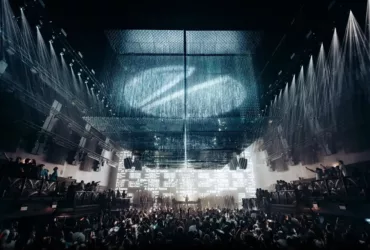 A State Of Trance avec Armin van Buuren à l’UNVRS Ibiza en 2026, devant une foule réunie sous une grande scénographie lumineuse.