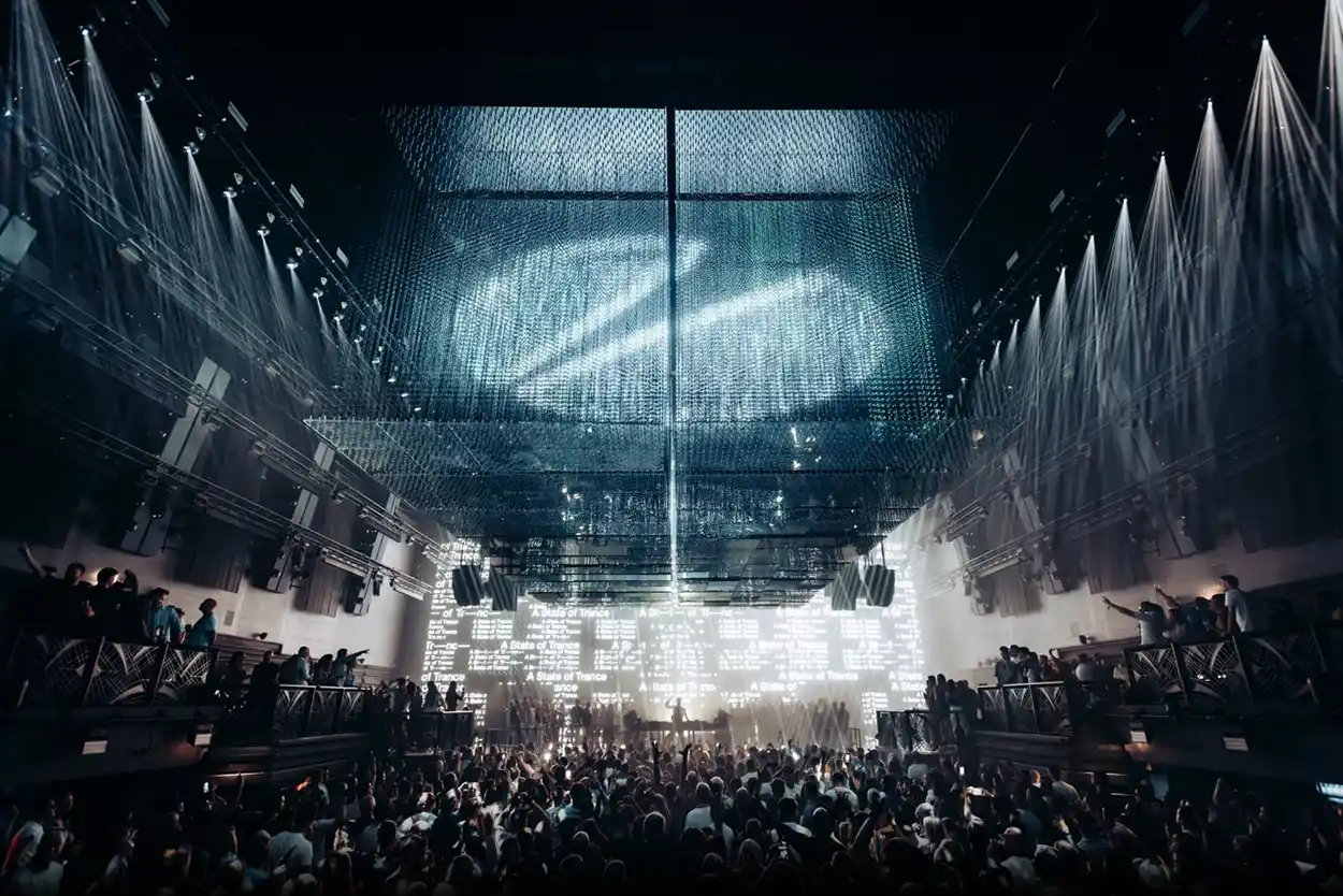 A State Of Trance avec Armin van Buuren à l’UNVRS Ibiza en 2026, devant une foule réunie sous une grande scénographie lumineuse.