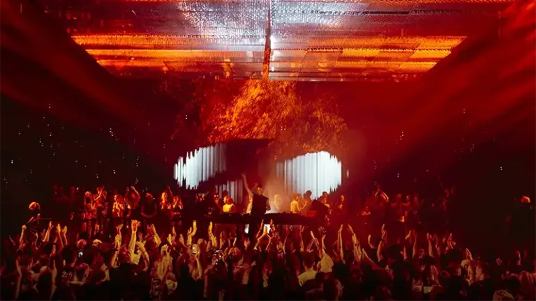 Armin van Buuren face au public pendant A State Of Trance à l’UNVRS Ibiza en 2026, dans une ambiance rouge intense.